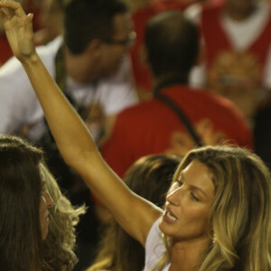 Gisele Bündchem também curtiu o Carnaval de Salvador em 2002