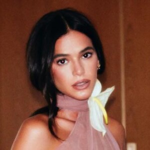 Vestido de Bruna Marquezine não está disponível para venda no Brasil, mas pode ser encontrado em sites internacionais por preços que variam entre 275 e 430 dólares