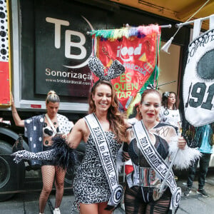 Paolla Oliveira e Leandra Leal posam juntas antes do desfile do carnaval 2023 do Cordão da Bola Preta