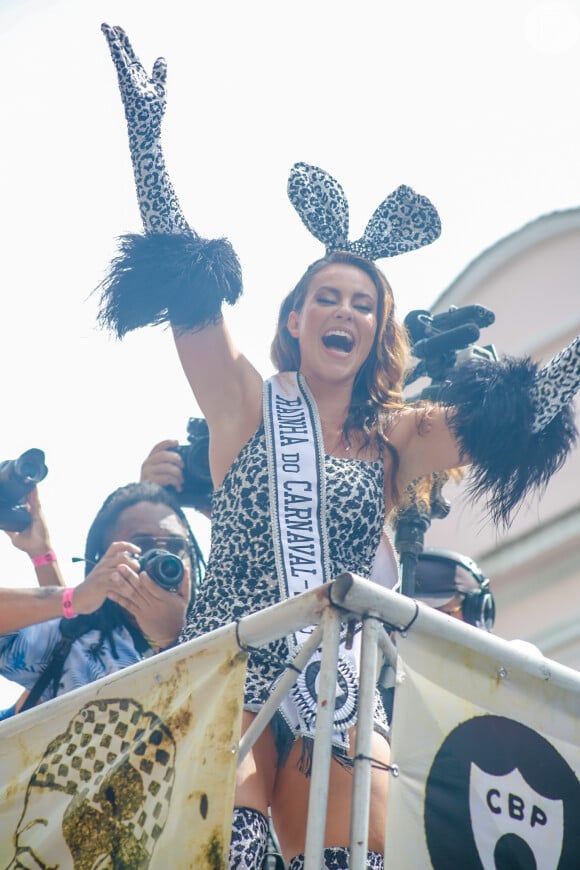 Paolla Oliveira acena para fãs durante a passagem do Bloco Cordão da Bola Preta pelas ruas do Rio de Janeiro no carnaval 2023