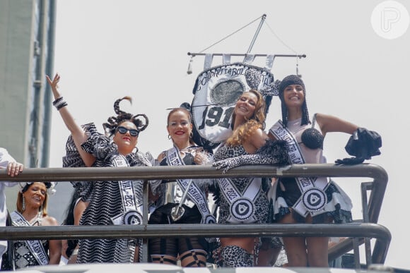 Paolla Oliveira junto de Leandra Leal, Maria Rita, e Emanuelle Araújo no desfile do Bola Preta em 18 de fevereiro de 2023