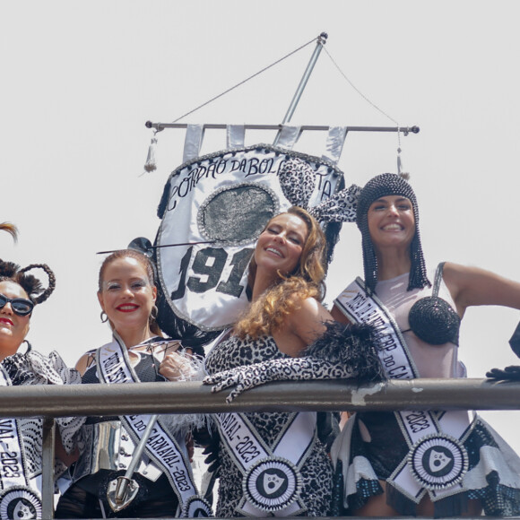 Paolla Oliveira junto de Leandra Leal, Maria Rita, e Emanuelle Araújo no desfile do Bola Preta em 18 de fevereiro de 2023