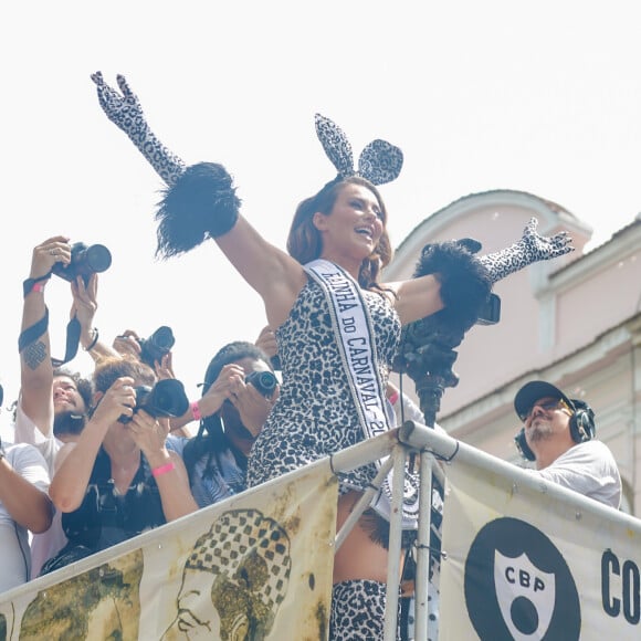 Paolla Oliveira fez um pedido ao chegar ao Cordão do Bola Preta: 'Que seja de alegria, liberdade e respeito'