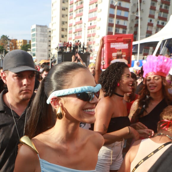 Bruna Marquezine vem curtindo o Carnaval com muita elegância