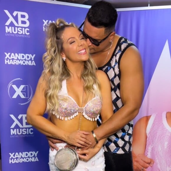 Carla Perez também tem acompanhado o marido, Xanddy, nos shows de Carnaval