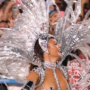 Paolla Oliveira cruzou a Sapucaí com look sexy criado por Michelly X