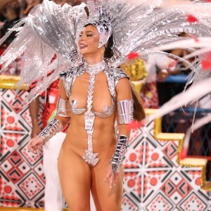 Paolla Oliveira exibiu barriga definida em fantasia transparente durante desfile da Grande Rio