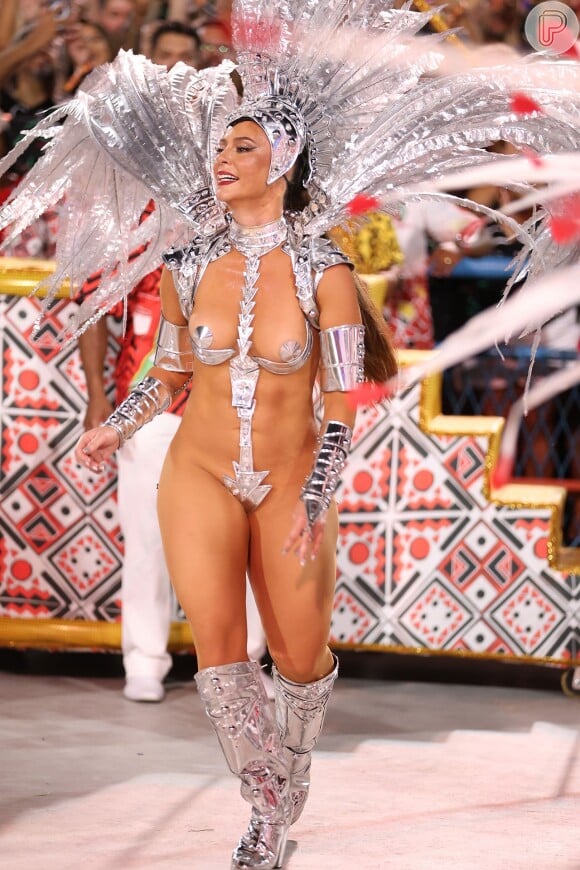 Paolla Oliveira exibiu barriga definida em fantasia transparente durante desfile da Grande Rio