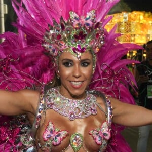 Mulher Melão usa look de R$ 150 mil em desfile da Mangueira