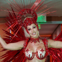 Carnaval 2023: rainha de bateria da X-9, Ingrid Mantovani arrasa em look all red com 30 mil cristais