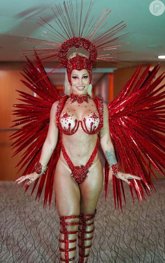 Ingrid Mantovani exibe sua fantasia de rainha de bateria da X-9 Paulistana no carnaval 2023 pouco antes do desfile
