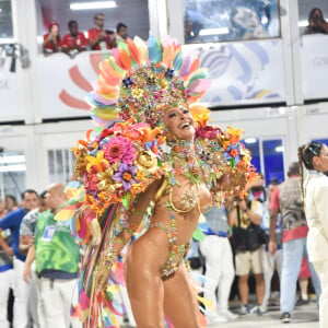 Sabrina Sato representa a beleza das flores em fantasia para desfile