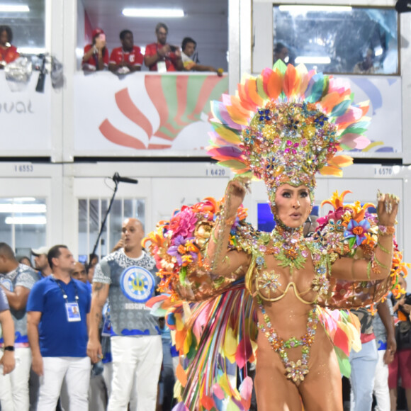 Sabrina Sato apostou em fantasia com pedrarias e outros materiais