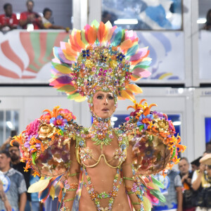 Carnaval 2023: Sabrina Sato valorizou corpão em look cavado
