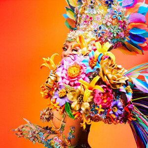 Sabrina Sato apostou em fantasia multicolorida para desfile da Vila Isabel