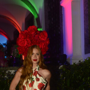 Carnaval 2023: Marina Ruy Barbosa elegeu um macacão justo com estampa de rosas
