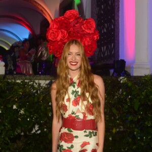 Marina Ruy Barbosa completou o look com um arranjo de rosas na cabeça