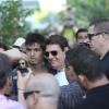 Tom Cruise almoçou em Santa Tereza, no Rio e posou com fãs nesta sexta-feira, 29 de março de 2013