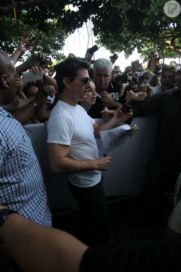 O astro Tom Cruise causou frisson na saída do Copacabana Palace na tarde desta sexta-feira (29)