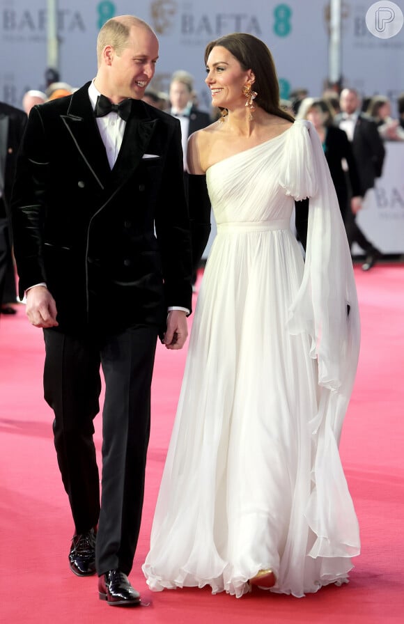 Kate Middleton usou vestido branco com luvas de ópera pretas no BAFTA 2023
