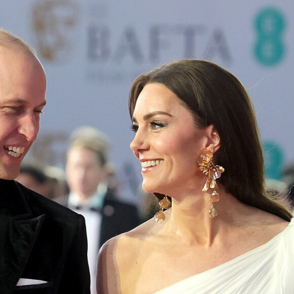 Kate Middleton usou vestido branco com luvas de ópera pretas no BAFTA 2023