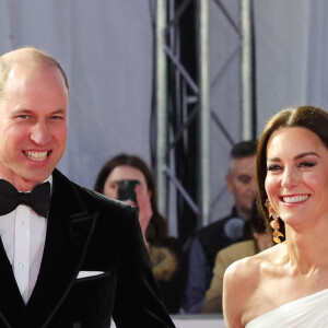 Kate Middleton adicionou manga assimétrica e detalhe de laço ao vestido