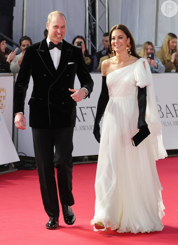 Kate Middleton adicionou manga assimétrica e detalhe de laço ao vestido