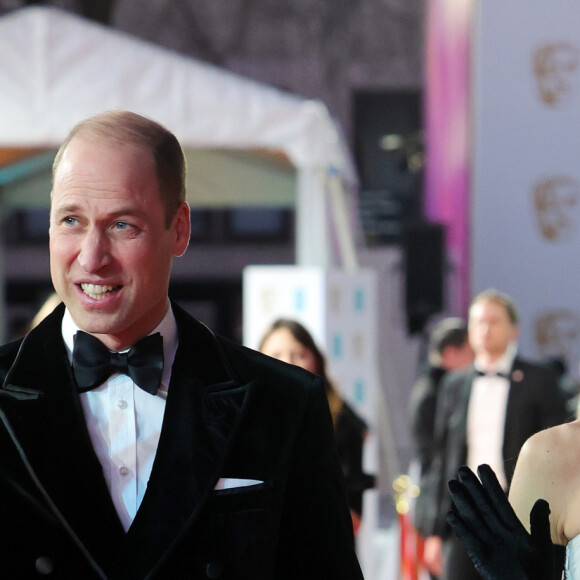 A princesa de Gales, Kate Middleton, combinou vestido assimétrico a luvas pretas no BAFTA 2023