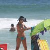 Christine Fernandes mostra boa forma ao curtir praia do Rio de Janeiro
