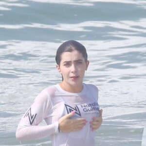 Jade Picon teve companhia ao curtir o primeiro dia de praia após o carnaval 2023 em 23 de fevereiro de 2023