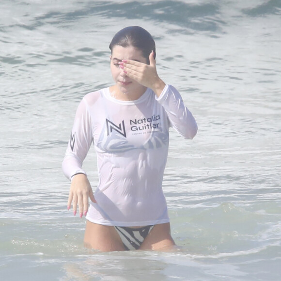 Jade Picon se refrescou no mar da Barra da Tijuca, Zona Oeste do Rio de Janeiro