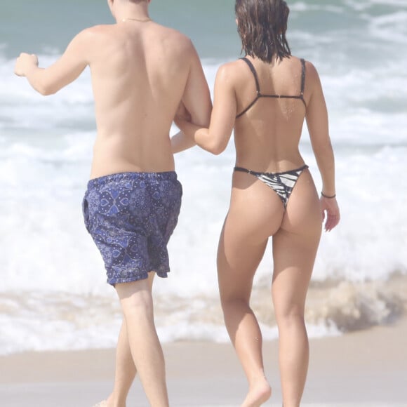 Jade Picon e o irmão, Luca Picon, foram fotografados em dia na praia