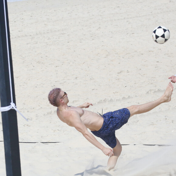 Irmão de Jade Picon, Luca Picon mostrou habilidade e deu 'bicicleta' na areia