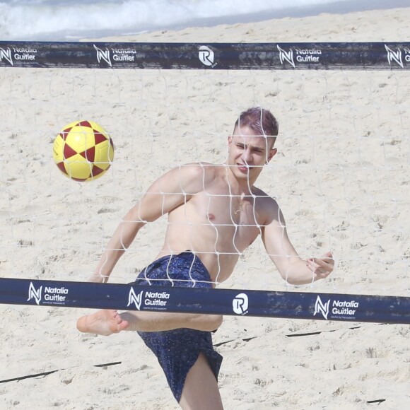 Irmão de Jade Picon, Luca Picon jogou futevôlei em praia do Rio