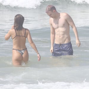 Jade Picon e o irmão, Luca Picon, se refrescaram e mataram o calor em dia na praia