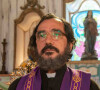 O padre Zezo (Nanego Lira) ora para que José/Zé Paulino (Sergio Guizé) fique vivo na novela 'Mar do Sertão' no capítulo de segunda-feira 27 de fevereiro de 2023