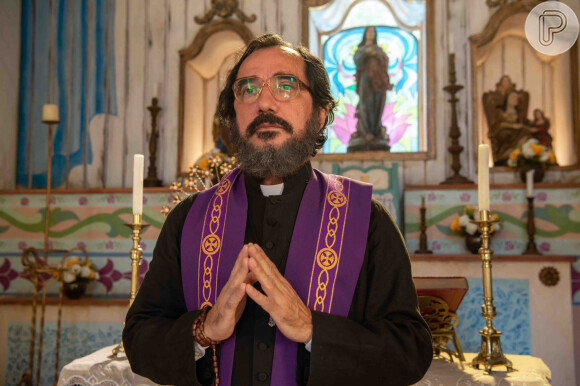 O padre Zezo (Nanego Lira) ora para que José/Zé Paulino (Sergio Guizé) fique vivo na novela 'Mar do Sertão' no capítulo de segunda-feira 27 de fevereiro de 2023