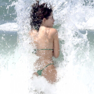 Jade Picon foi surpreendida por onda ao mergulhar na praia da Barra da Tijuca, Zona Oeste do Rio de Janeiro em 24 de fevereiro de 2023