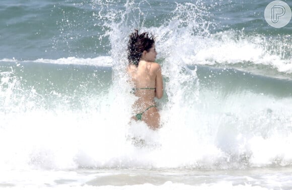 Jade Picon foi surpreendida por onda ao mergulhar na praia da Barra da Tijuca, Zona Oeste do Rio de Janeiro em 24 de fevereiro de 2023