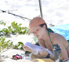 Jade Picon iniciou a leitura do livro 'O Poder do Ator: A Técnica Chubbuck em 12 etapas' em dia na praia