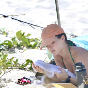 Jade Picon iniciou a leitura do livro 'O Poder do Ator: A Técnica Chubbuck em 12 etapas' em dia na praia