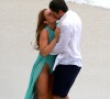 Sergio Guizé e Paolla Oliveira foram flagrados em momento romântico na praia como Vivi Guedes e Chiclete