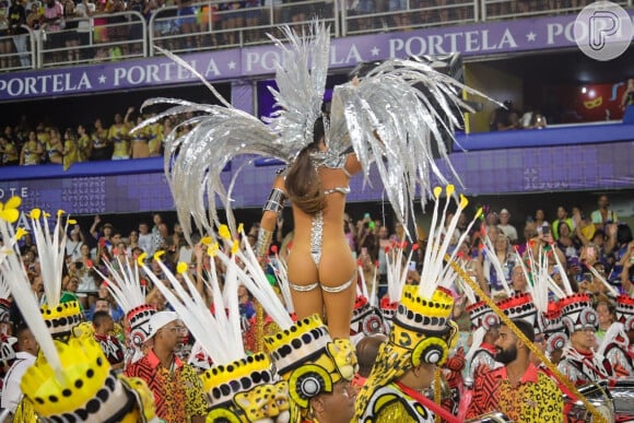 Paolla Oliveira utilizou uma plataforma para ficar ainda mais próxima do público durante o desfile da Grande Rio