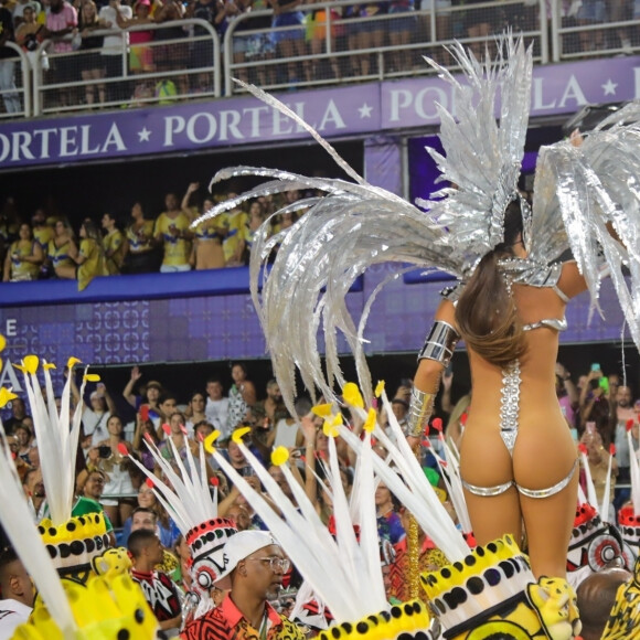 Paolla Oliveira utilizou uma plataforma para ficar ainda mais próxima do público durante o desfile da Grande Rio