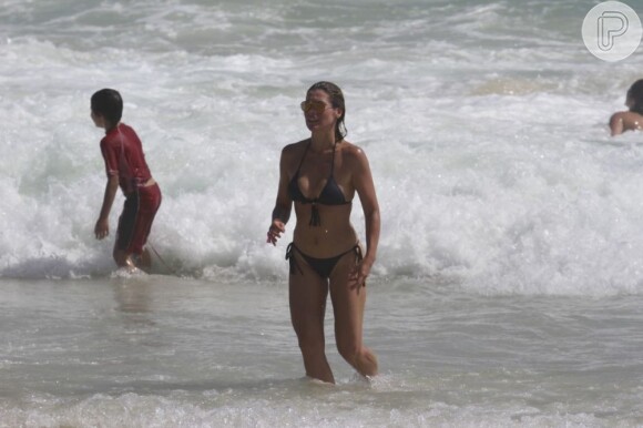 Flávia Alessandra mostra corpão na praia aos 40 anos