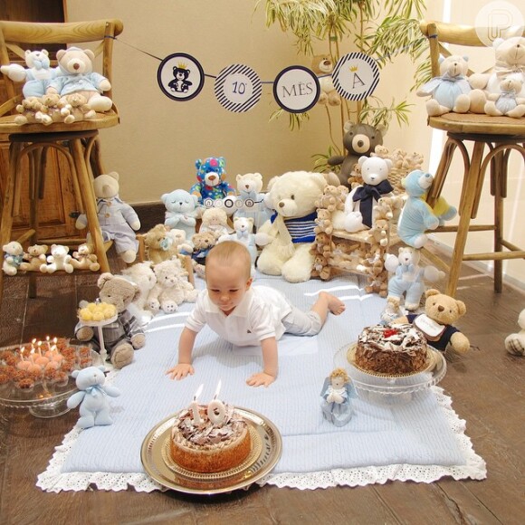 Ana Hickmann compartilhou com seus seguidores no Instagram uma foto da comemoração por mais um mês de vida do filho, Alexandre Jr.: '10 meses! Festa dos Ursos!'