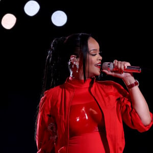 Rihanna escolheu a LOEWE para seu look do show do Super Bowl