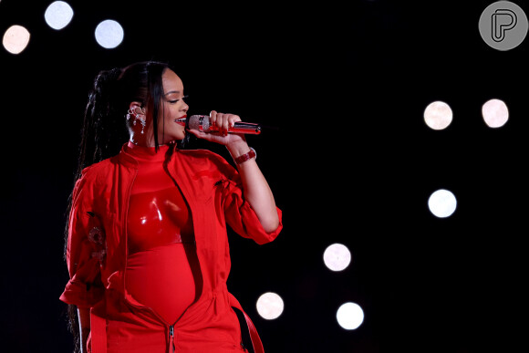 Rihanna escolheu a LOEWE para seu look do show do Super Bowl