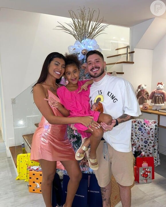 Pocah e Ronan Souza com Vitória, de 7 anos, filha da funkeira