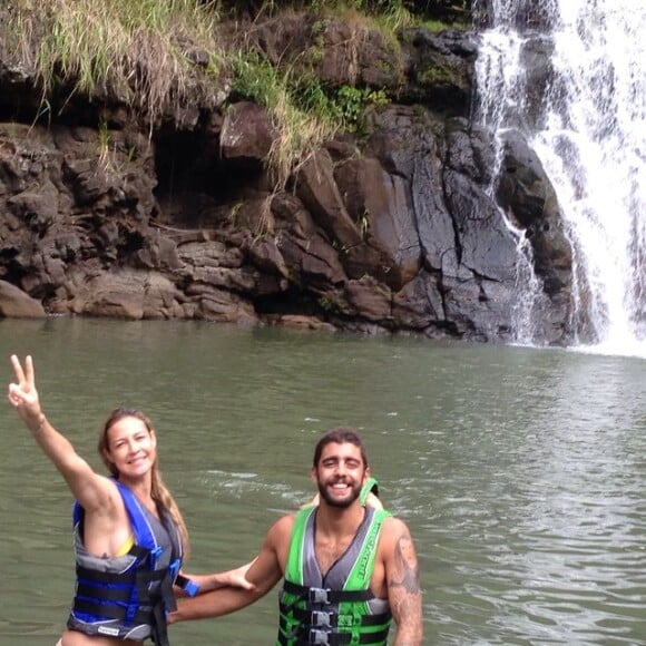 Luana Piovani compartilha foto com o marido, Pedro Scooby, em cachoeira no Havaí, Estados Unidos
